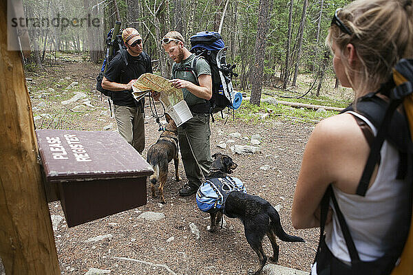 Wanderer studieren ihre Karte an einem Wanderwegregister entlang des Weges hinauf zum Baker Gulch in der Never Summer Wilderness  Colorado.
