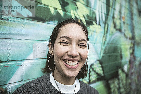Multiethnische Frau mit offenem Lächeln.