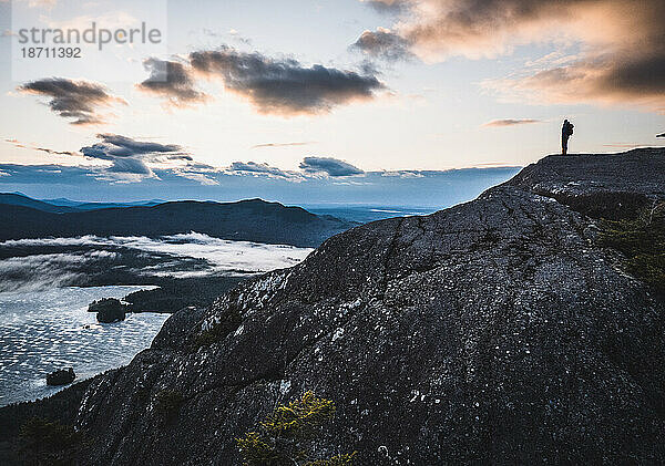 Ein Wanderer steht auf dem Gipfel des Borestone Mountain  Maine