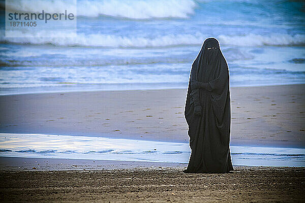 Arabische Frau am Strand  Bali  Indonesien.