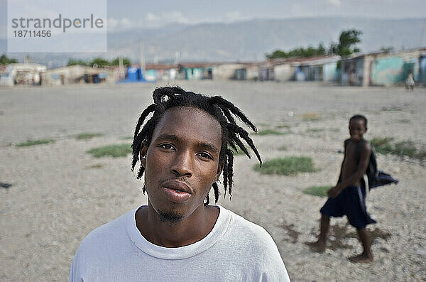 Der Rap-Kreyol-Künstler 2Double posiert für ein Porträt in Cite Soleil  Port-au-Prince  Haiti.