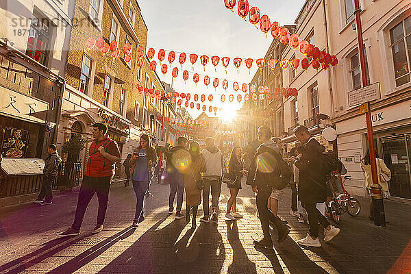 Chinatown in London an einem sonnigen Tag mit Menschenmassen