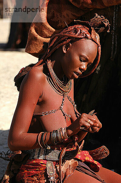 Himba-Frau  Himba-Dorf in der Nähe von Purros  Kaokoland  Kunene-Region  Namibia