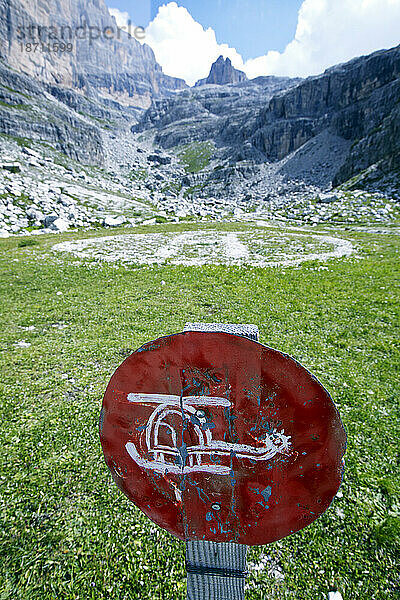 Rustikales Schild mit einem handbemalten Hubschrauber vor einem Hubschrauberlandeplatz in den italienischen Dolomiten in der Nähe des Rifugio Brentei. Trentino  Italien.