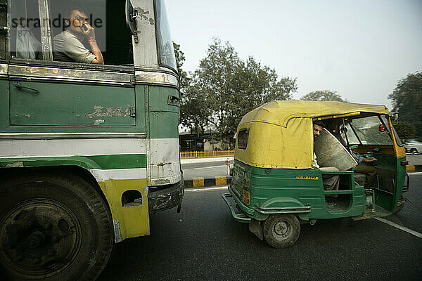 Ein LKW und eine Autorikscha stehen im Stau in Delhi  Uttar Pradesh  Indien.