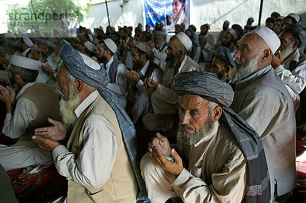 Ältere paschtunische Führer legen bei einem Treffen in Kabul bei einem Treffen  bei dem sie einem tadschikischen Präsidentschaftskandidaten ihre Unterstützung zusicherten  zum Gebet die Hände.
