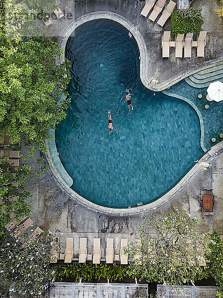 Zwei Personen entspannen im Schwimmbad  Kuta  Bali  Indonesien