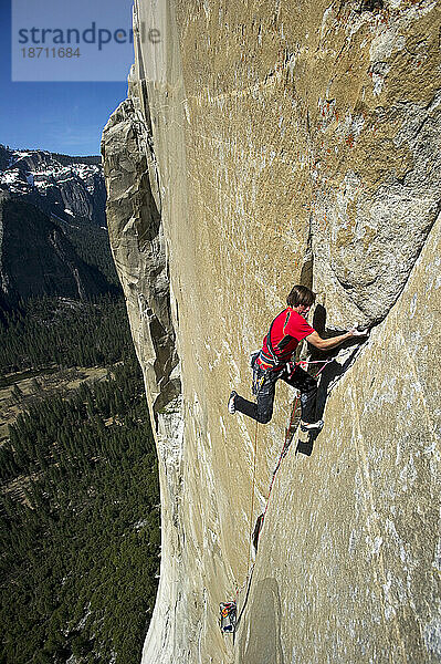 Ein Mann klettert auf den El Cap  während sein Kletterpartner an einem Portaledge im Yosemite-Nationalpark in Kalifornien sichert.