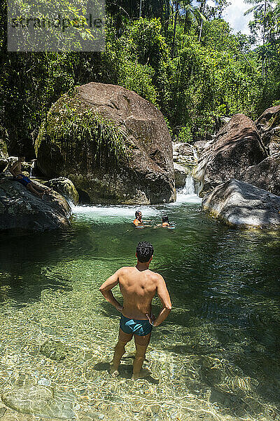 Menschen genießen den wunderschönen grünen Regenwaldfluss mit klarem Wasser