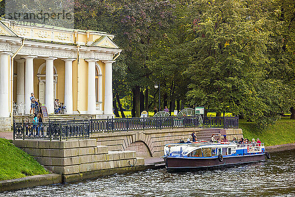 Blick Auf Den Fluss Und Das Touristenschiff In Sankt Petersburg  Russland