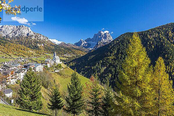 Colle Santa Lucia und Monte Pelmo im Herbst  Val Fiorentina  Dolomiten