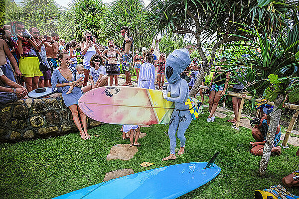 Surfen Sie in Karnevalskostümen  Bali  Indonesien.