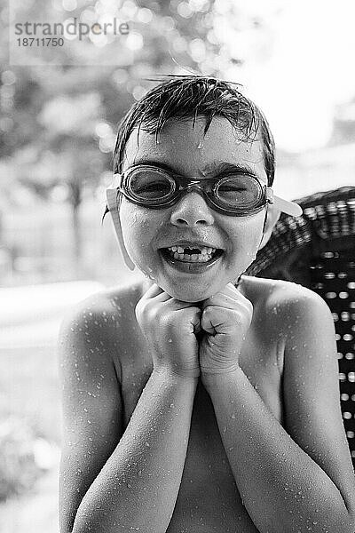 Glücklicher  junger  lächelnder gemischtrassiger asiatischer Junge mit fehlenden Zähnen
