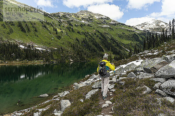 Ganzkörperansicht von Frauen beim Wandern an einem alpinen Bergsee in Kanada.