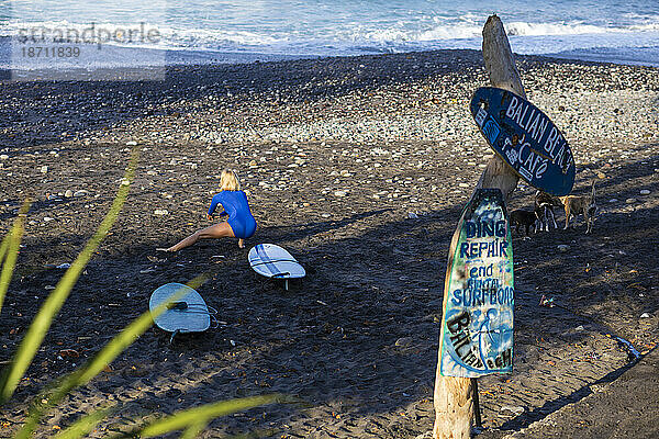 Surfer am Strand in Bali  Indonesien.