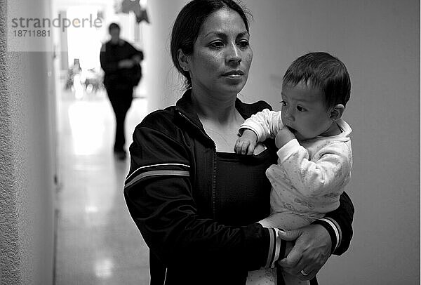 Eine Gefängnismutter verlässt mit ihrem Baby die Gefängnistagesstätte in einem Frauengefängnis in Mexiko  D.F.