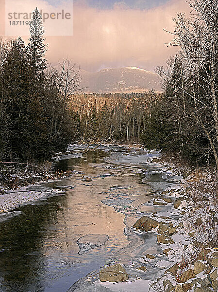 An den Rändern des Carrabassett River im Westen von Maine bildet sich zu Beginn der Saison Eis.