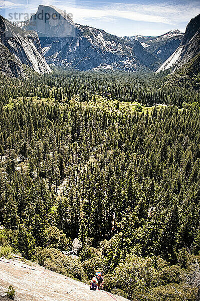 Ein Vater und eine Tochter klettern im Yosemite Valley.