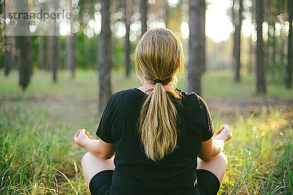 Frau praktiziert Yoga im Freien