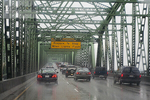 Auf der Autobahnbrücke  die die Bundesstaaten Oregon und Washington trennt  herrscht Regen und starker Verkehr.