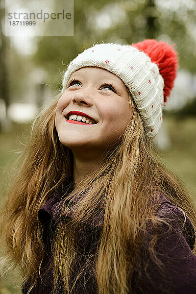 Porträt eines schönen rothaarigen Mädchens  das in die Kamera lächelt.
