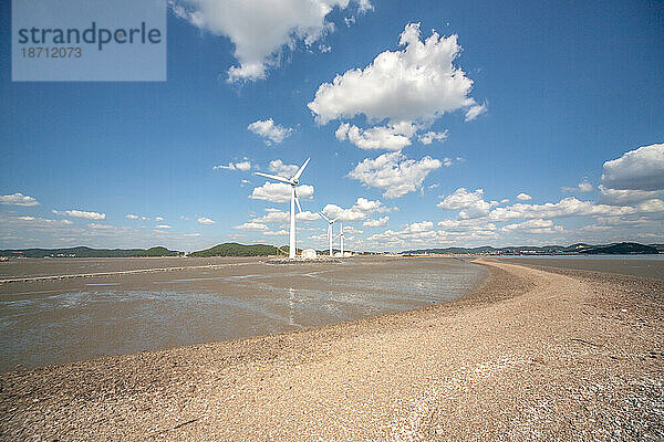 ein Windpark mit offenen Seewegen