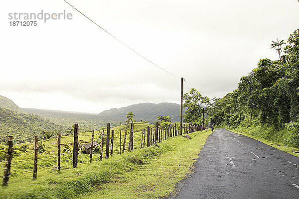 Landstraße von Samoa und grüne Hügel  während der goldenen Stunde