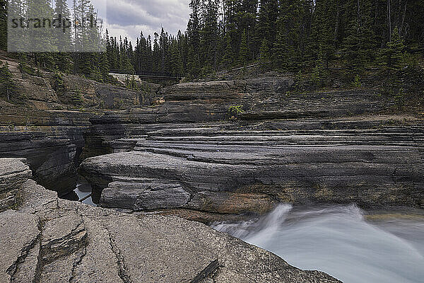Der Mistaya River fließt durch den Mistaya Canyon im Banff Nationalpark  Alberta  Kanada
