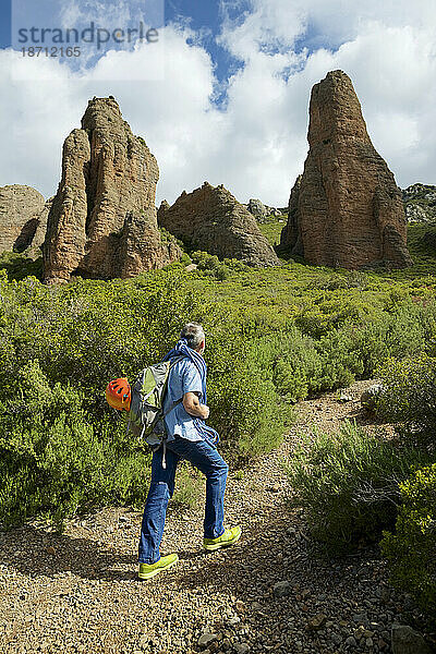 Wandern in den Mallos de Riglos  um den als Aguja Roja bekannten Gipfel zu besteigen.