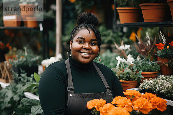 Porträt eines glücklichen afrikanischen Floristen im Blumenladen. Generative KI.