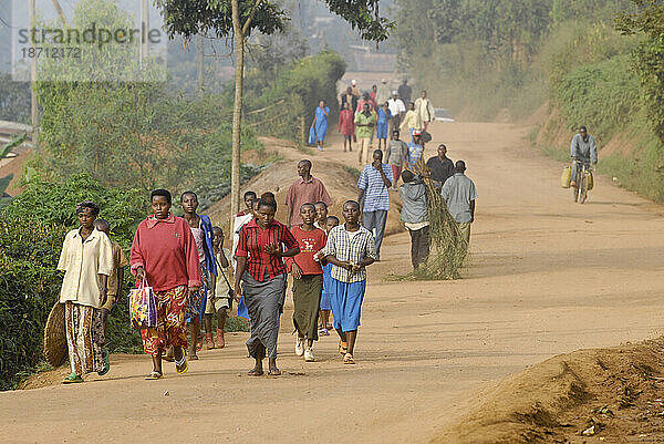 Morgendlicher Pendelverkehr  Kigali  Ruanda