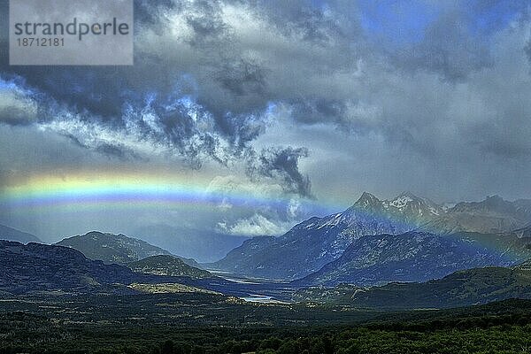Ein wunderschöner Regenbogen über den Bergen in Coyhaique  Chile