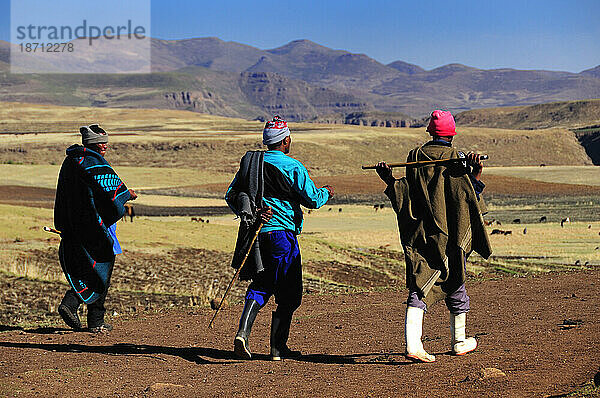 Basotho-Menschen gehen in der Nähe von Semonkong  Lesotho  Südafrika