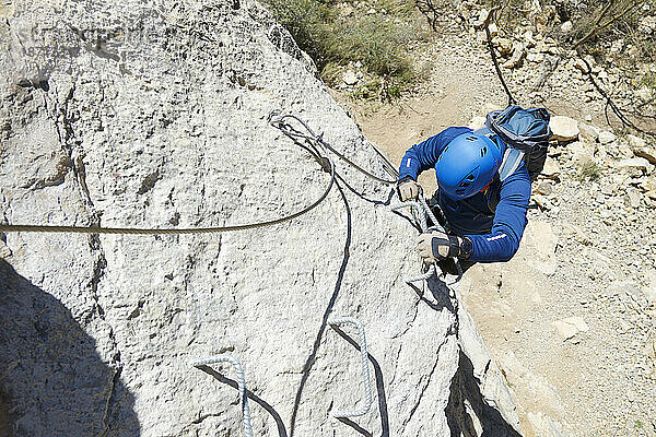 Klettern auf einem Klettersteig in San Blas  Stausee Arquillo in Teruel.