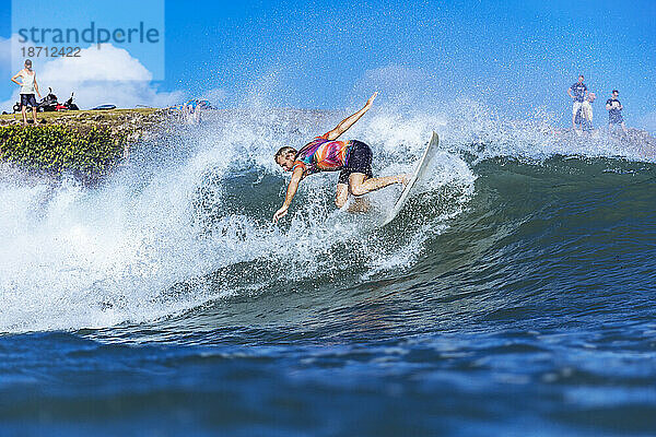 Surfer reitet auf einer Welle im Meer  Jimbaran  Bali  Indonesien