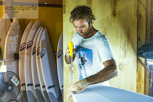 Der australische Surfboard-Shaper Dylan Longbottom