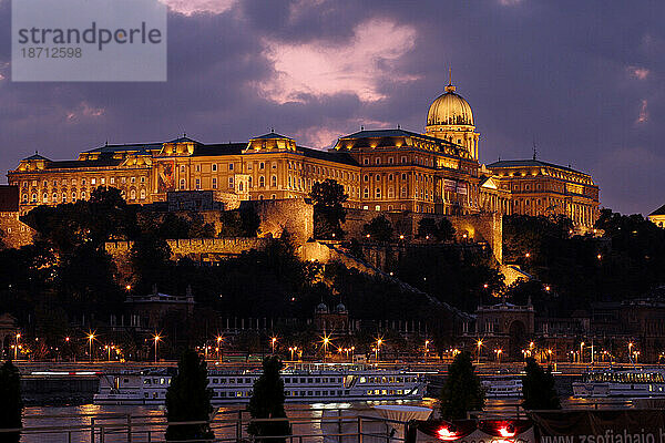 Budapest  die Hauptstadt Ungarns  liegt an beiden Ufern der Donau  die von Süden nach Norden durch die Stadt verläuft.