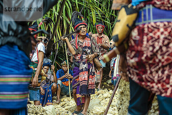 Mann  der an der Zeremonie vor dem Pasola-Festival auf der Insel Sumba  Indonesien  teilnimmt