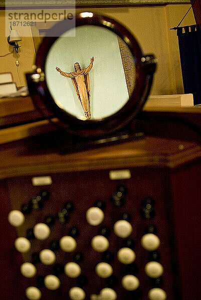 Der Spiegel eines Organisten spiegelt Jesus in der St. Andrew's Episcopal Church in Uptown  New Orleans.