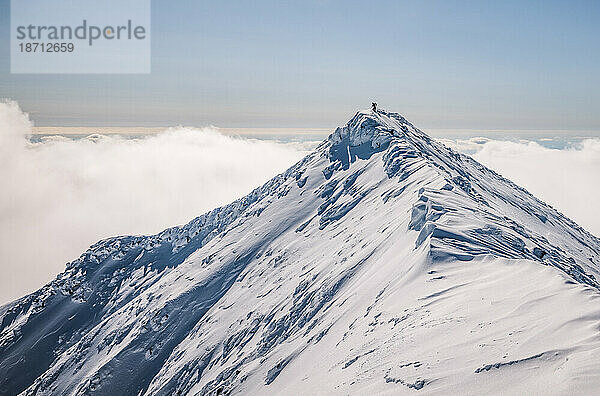 Winziger Wanderer wird vom Wintergipfel des Katahdin  Maine  in den Schatten gestellt