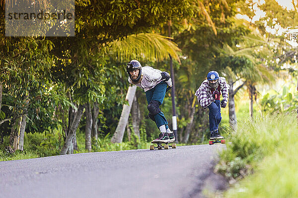 Zwei Longboard-Skateboarder in Aktion.