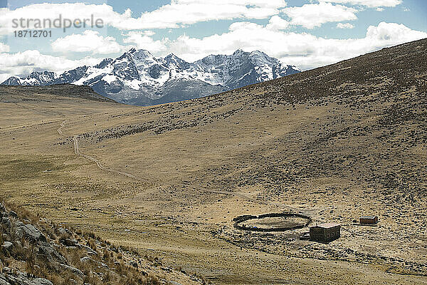 Ein Haus mit der Huaywash-Bergkette im Hintergrund. Hatun Machay  Peru.