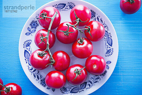 Draufsicht auf Tomaten auf einem gemusterten Teller