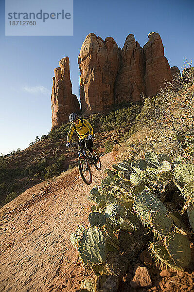 Mann beim Mountainbiken  Sedona  Arizona.