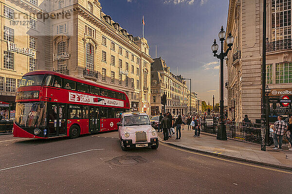 Am späten Nachmittag kreuzt der Piccadilly Circus die Regent Street