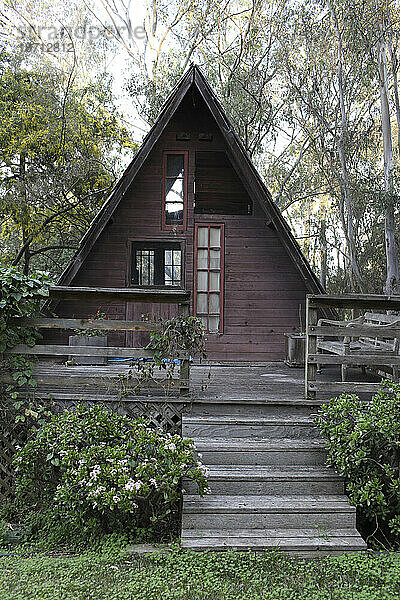 Ein altes  heruntergekommenes  dreieckiges Gästehaus aus Holz liegt inmitten üppiger grüner Vegetation in Del Mar  Kalifornien.