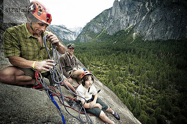 Zwei Kletterer und ein kleiner Junge auf dem Gipfel eines Anstiegs im Yosemite  Juni 2010.