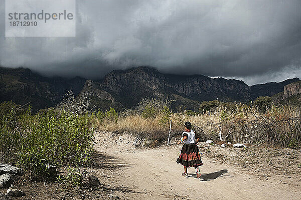 Eine Tarahumara-Indianerin läuft den Copper Canyon Ultra Marathon