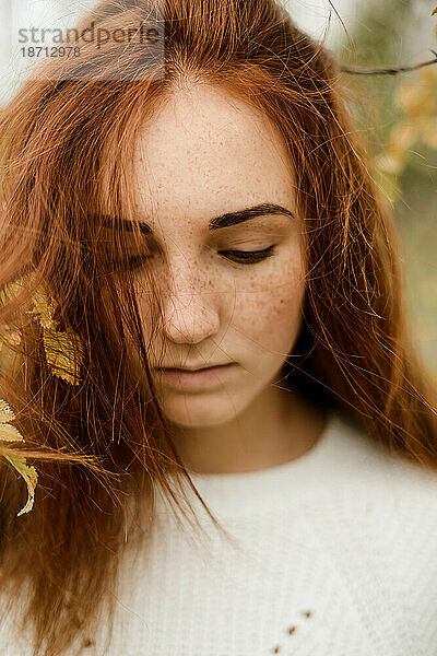 Nahaufnahmeporträt eines Teenager-Mädchens mit roten Haaren