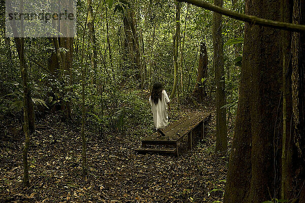 Ein lakandonischer indigener Mann geht einen Pfad im lakandonischen Wald in Lacanha  Chiapas  Mexiko entlang